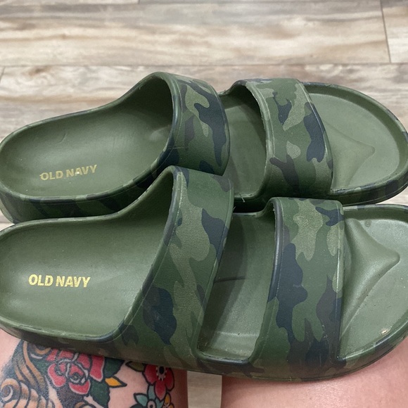 Old navy camo sandals - Picture 3 of 3